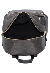 Šedý batoh vyrobený z texturovaného materiálu se zipy v zlatém tónu, obsahující otevřenou hlavní přihrádku a vzor s logem v dolní části.