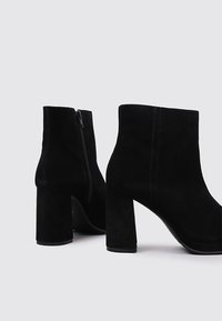 Sandra Fontán Botines de tacón - black