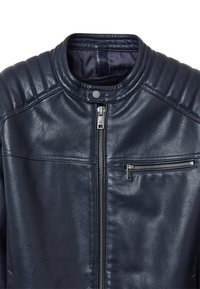 Veste de moto en cuir bleu marine avec des accents matelassés aux épaules, fermeture éclair à l'avant et petite poche sur la poitrine. Texture lisse et design structuré.