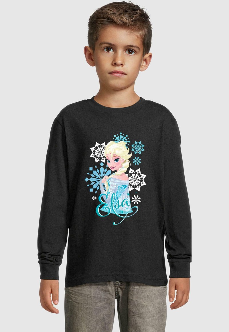 Langärmliges schwarzes T-Shirt mit einem bunten Grafikdesign eines Charakters mit blonden Haaren, umgeben von Schneeflockenmuster und dem Namen "Elsa".