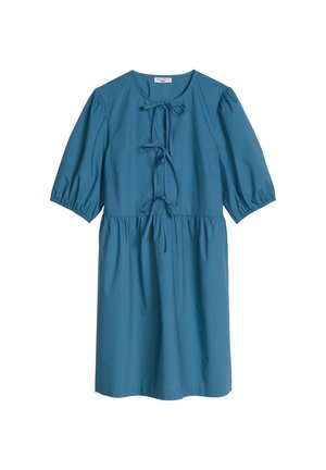 Blaues knielanges Kleid mit kurzen Puffärmeln, geraffter Taille und drei vorderen Bindeschließen auf der Brust. Keine Muster oder Verzierungen.