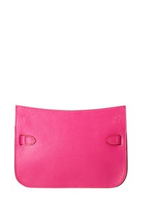 Clutch in pelle rosa con una texture liscia e bordi arrotondati. Presenta due chiusure a scatto sulla parte davanti per una chiusura sicura.
