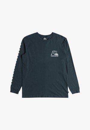 Langärmliges, navy-blaues T-Shirt aus Baumwolle, mit einem weißen Logo auf der Brust und einem Schachbrettmuster entlang des Ärmels.