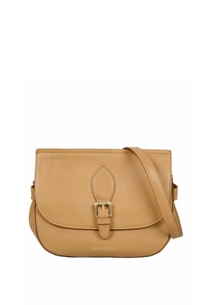 Sac bandoulière en cuir fauve avec fermeture à boucle sur le devant et sangle réglable, avec le nom de la marque "Burkely" sur le devant.