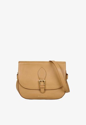 Sac bandoulière en cuir fauve avec fermeture à boucle sur le devant et sangle réglable, avec le nom de la marque "Burkely" sur le devant.