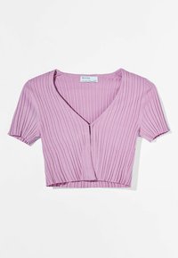 Top corto de manga corta en tela de canalé rosa claro con un escote en V profundo y piezas frontales superpuestas. Etiqueta visible dentro del cuello.