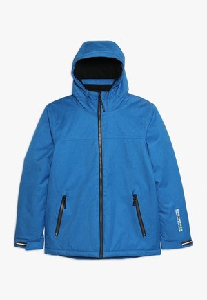 Niebieska zimowa kurtka z kapturem, z przednim suwakiem, dwoma skośnymi kieszeniami na zamek oraz napisem na mankiecie lewego rękawa.