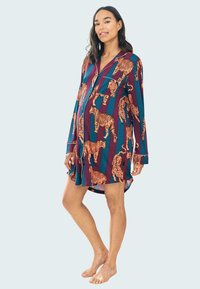Vestito camicia a maniche lunghe in teal e bordeaux con una stampa di tigri arancioni su tutta la superficie. Presenta un colletto e una chiusura a bottoni.