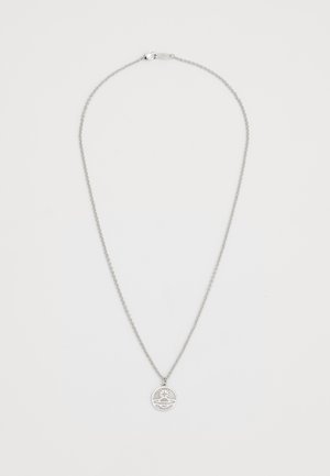 Collier en argent avec une chaîne délicate et un pendentif circulaire arborant un design complexe, incluant une croix et des détails texturés.