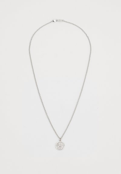 Collana d'argento con una catena delicata e un pendente circolare che presenta un design elaborato, incluso una croce e dettagli testurizzati.