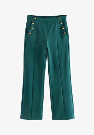 Tág, sima anyagú, türkiz színű nadrág, négy aranygomb díszítéssel és két oldalsó zsebbel, gyűrött élekkel a rendezett megjelenésért.