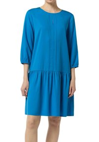 Blaues, knielanges Kleid mit Dreiviertelärmeln, rundem Ausschnitt, plissiertem Vorderteil und gerafftem Bund für zusätzlichen Volumen.