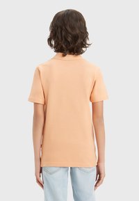 Levi's® BACK NECK TAPE  - Pólóing - peach bloom
