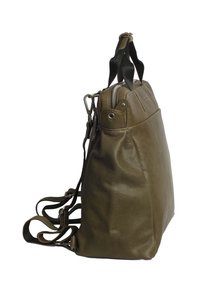 Olivgrüner Leder-Rucksack mit glatter Textur, Obergriff, verstellbaren Riemen und einem mit Reißverschluss versehenen Fach oben.