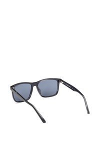 Mustat muoviset aurinkolasit suorakulmaisin kehyksein, harmailla sävytetyillä linsseillä ja tyylikkäillä varsilla. Sivussa on logo ja pinta on sileä.