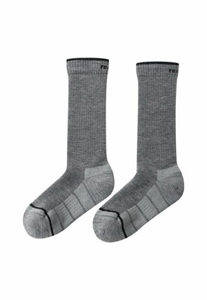 Calze grigie con una fascetta a coste, tallone e punta rinforzati, e un corpo liscio e strutturato caratterizzato da sottili strisce nere per un tocco di dettaglio.