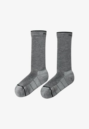 Grau Socken mit einem gerippten Bündchen, verstärkter Ferse und Zehen sowie einem glatten, strukturierten Körper, der dünne schwarze Streifen für zusätzlichen Detailreichtum aufweist.