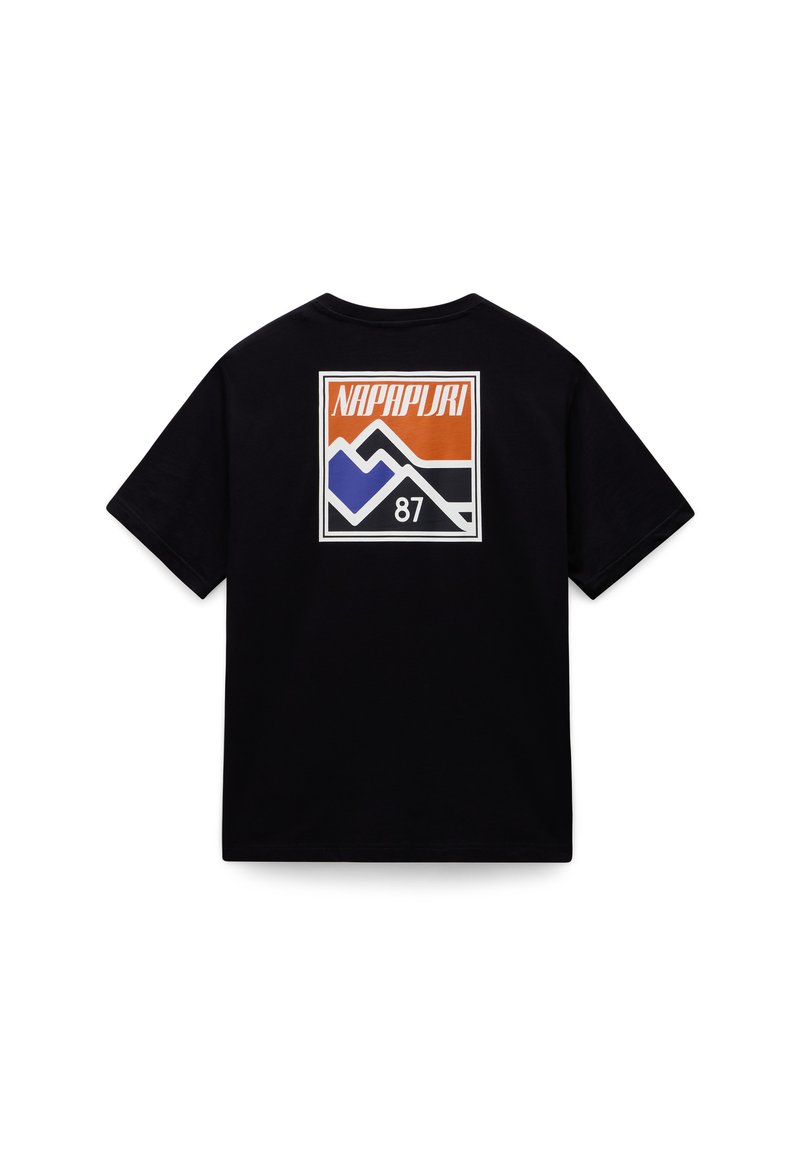 T-shirt nera con un grafico rettangolare sul retro che presenta design di montagne arancioni, blu e nere con il testo "NAPAPIJRI 87."