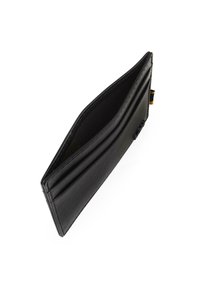 Cartera de piel negra con un perfil delgado, que cuenta con múltiples compartimentos para tarjetas y una superficie texturizada. Abierta para mostrar el forro interior.