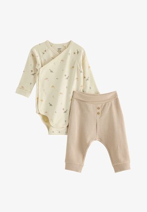 Babyheldragt med lange ærmer i cremefarve med små dinosaurtryk, kombineret med beige ribbukser med to knapper foran.