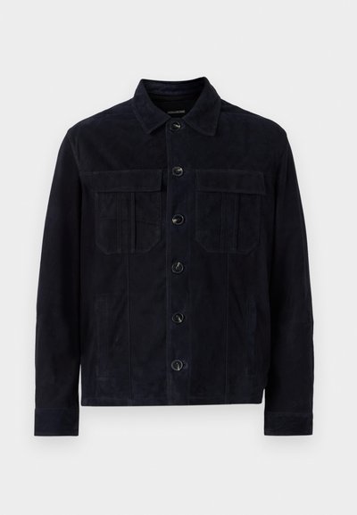 Veste en daim bleu marine avec un col classique, fermeture à boutons, deux poches poitrine et poches latérales ; texture lisse avec un minimum de détails.