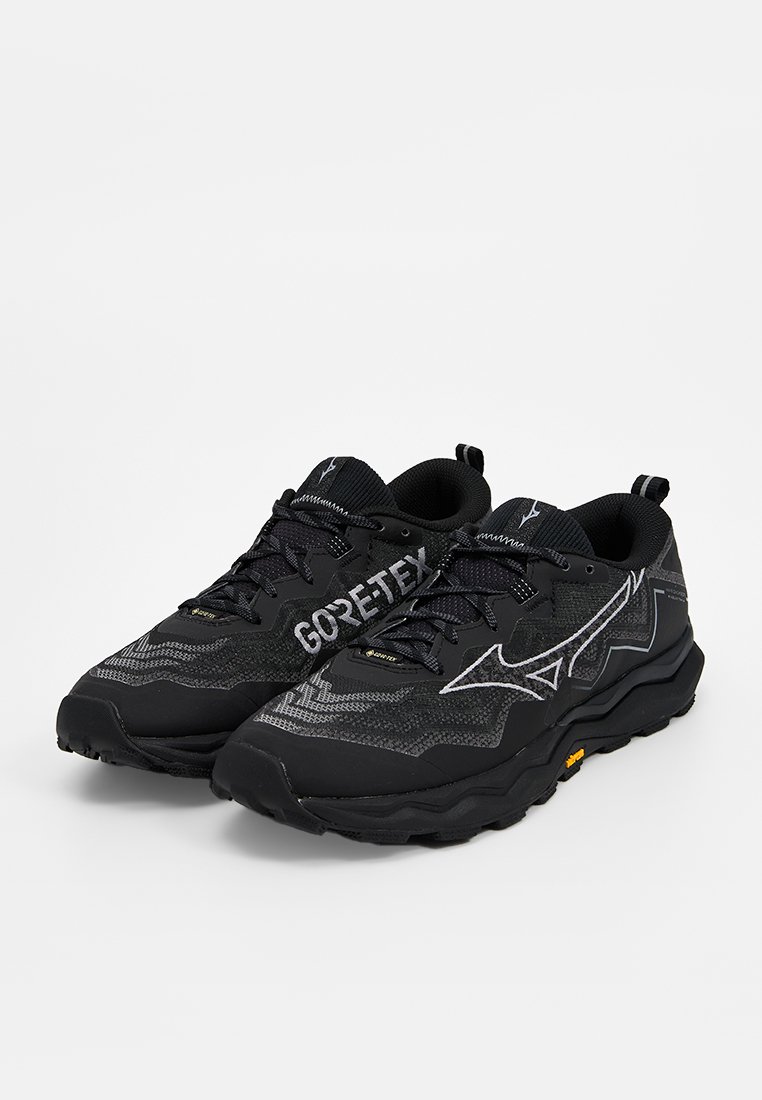 Czarne buty do biegania po szlakach z teksturowaną cholewką, z logo Gore-Tex, odblaskowymi akcentami i trwałą gumową podeszwą.