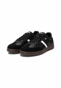 Sneaker nere con una combinazione di suede testurizzato e pelle liscia, dotate di strisce bianche, punta rotonda e suola in gomma striata.