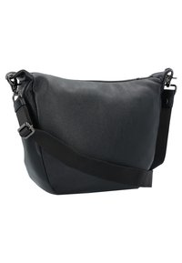 Borsa a tracolla nera in pelle con superficie testurizzata, chiusura superiore con zip, cinturino in tessuto regolabile e accenti in metallo.