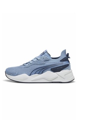 Lyseblå strikkede atletiksko med mørkeblå accenter, hvid kraftig sål og trækflap på hælen, vist i sideprofil.