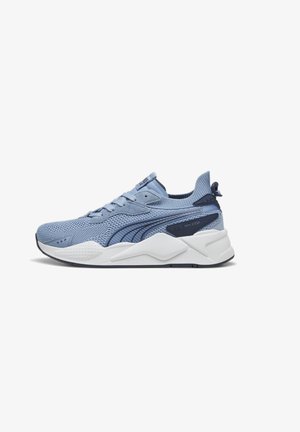 Baskets de sport tricotées bleu clair avec des accents bleu foncé, semelle épaisse blanche et languette de traction au talon, vues de profil.