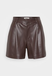 Shorts en cuir marron avec une coupe ajustée, présentent des plis à l'avant et une texture lisse. Ourlet droit avec un design classique de ceinture.