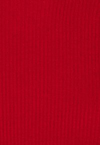 Tissu côtelé rouge vif avec une texture lisse, présentant de fines rayures verticales et une finition uniforme et régulière partout.