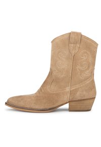 Botas de vaquero de ante color marrón claro con punta afilada, patrones florales bordados, tacón bajo y apilado, y una tira lateral para ponérselas fácilmente.