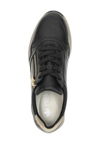 Zwarte leren sneaker met een ronde neus, textuur oppervlak, vetersluiting en een gouden zijrits. Bevat een lichtgekleurde zool en logo binnenzool.