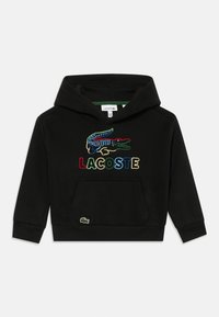 Čierna mikina s kapucňou s výšivkou krokodíla Lacoste a multicolor textom "LACOSTE". Mäkká látka s prednou kapsou a rebrovanými manžetami.
