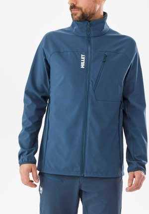 Veste softshell bleue avec col haut, zip complet et poche poitrine. Caractéristiques : texture lisse et poignets côtelés. Marquage affiché à l'avant.