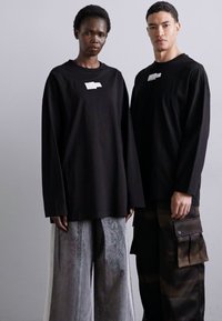 Feng Chen Wang DECONSTRUCTED LONG-SLEEVE UNISEX - T-shirt à manches longues - black