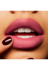 MAC POWDER KISS LIQUID LIPCOLOUR - Rouge à lèvres liquide - more the mehr-ier