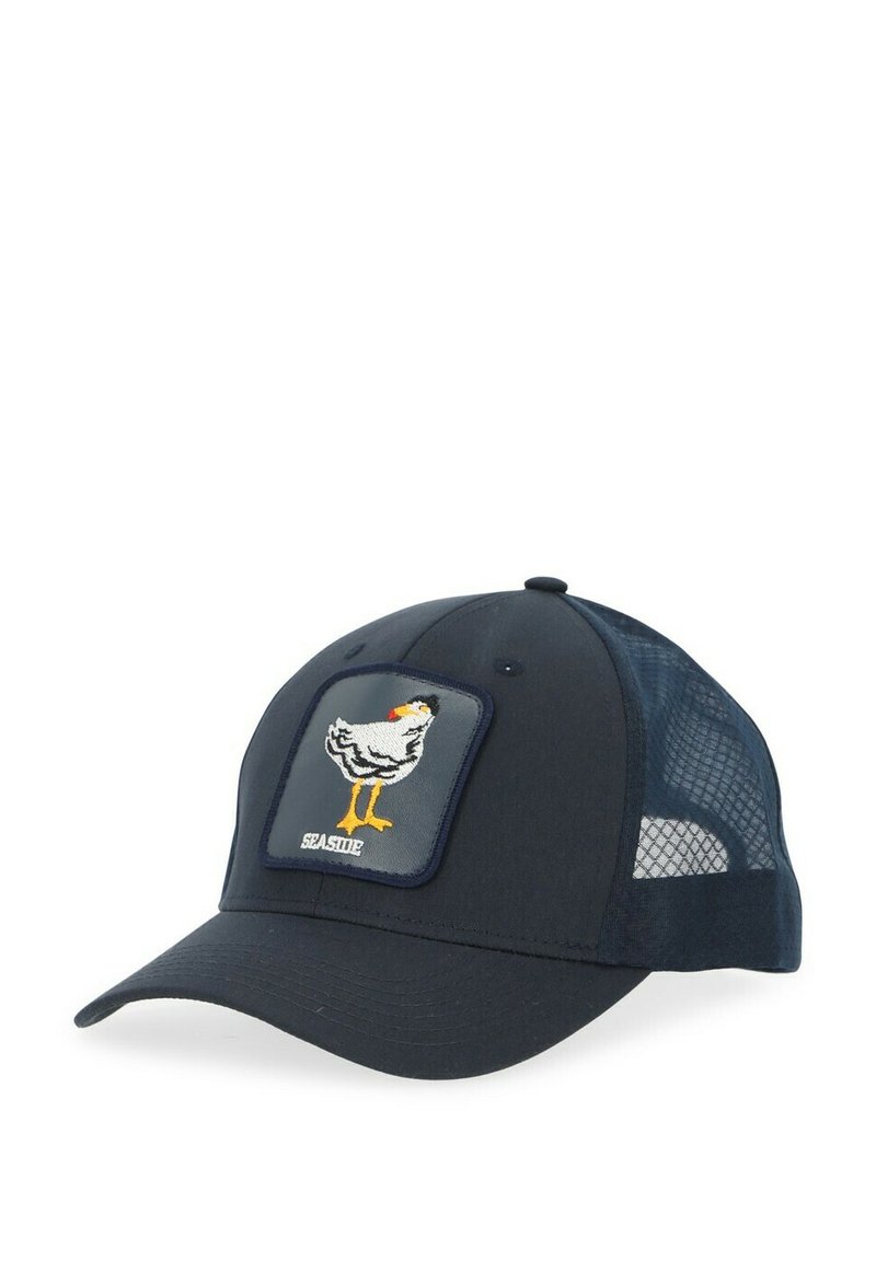 Marineblauwe baseballcap met mesh zijkanten, voorzien van een rechthoekige patch van een gestileerde witte kip. De patch bevat het woord "SEASIDE."