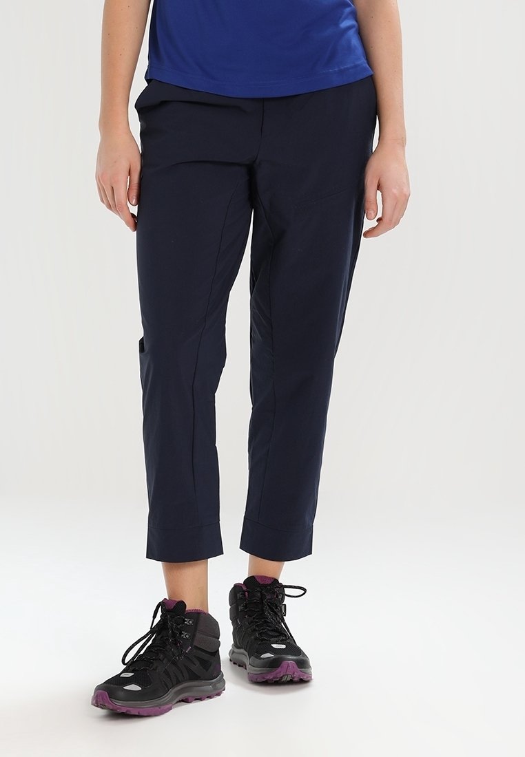 Merijapan penkki hameet suoran leikkauksen omaavat, joissa on sivutaskut ja sileä pinta, yhdistettynä mustiin vaelluskengiin, joissa on violetteja yksityiskohtia.