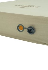 Opblaasbaar luchtbed in beige stof met geometrische textuur; beschikt over een grijze ventiel met oranje detail voor opblazen/afblazen.