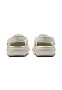 Białe sandały z otwartym tyłem, regulowanymi paskami, teksturowanym materiałem oraz subtelnym logo na pięcie. O zaokrąglonym kształcie i amortyzowanej podeszwie.