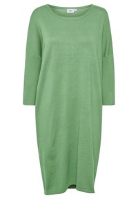 Grön stickad klänning med löst snitt, rund halsringning och trekvartsärmar. Slät textur och medellång design.