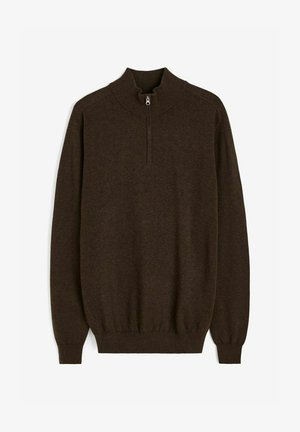 Brun pullovertrøje med høj krave, halv-lynlåslukning og ribkantede ærmer og søm. Har en glat, strikket tekstur.