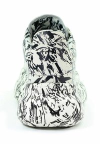 Białe i czarne sneakersy w abstrakcyjny wzór widok od tyłu, ukazujące teksturowaną podeszwę i wyściełany kołnierz.