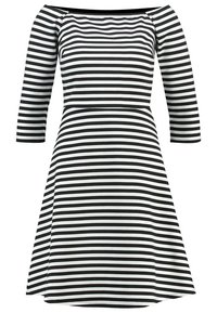 Robe à rayures horizontales noire et blanche, décolletée épaules nues, avec des manches trois quarts et une jupe en A.