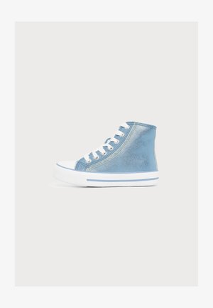 Basket montante bleu clair métallisé avec semelle en caoutchouc blanche et lacets blancs, vue de profil sur un fond clair uni.
