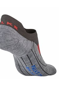 Grijze sportsocken met een laag uitgesneden ontwerp, rode en blauwe accenten, ribbeltextuur en versterkte hiel- en teengedeelten.