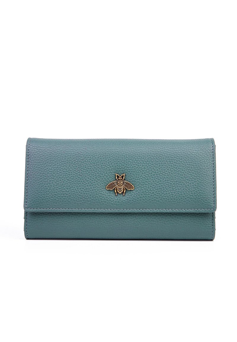 Schildpadkleurige leren portemonnee met een gestructureerde afwerking, voorzien van een gouden bijaccent op de voorklep en een slank, rechthoekig ontwerp.