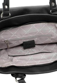 Schwarze Lederhandtasche mit einem Innenfutter in Hellgrau, das ein geometrisches Muster aufweist, einem Reißverschlussfach und einem Stoffetikett.